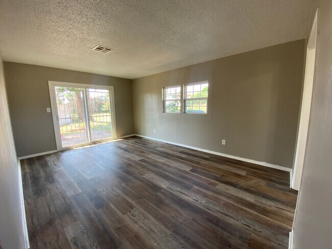 Building Photo - Charming 5 Bedroom House