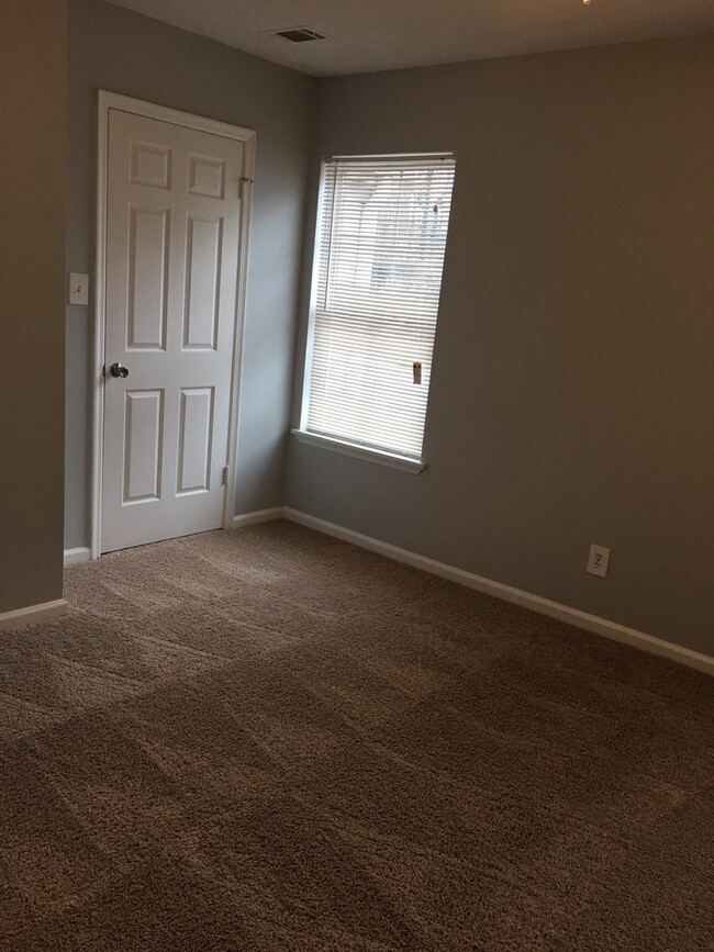 Building Photo - Beautifully Updated Townhome in the Heart ...