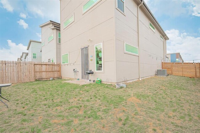 Building Photo - 5703 Pampero Ln