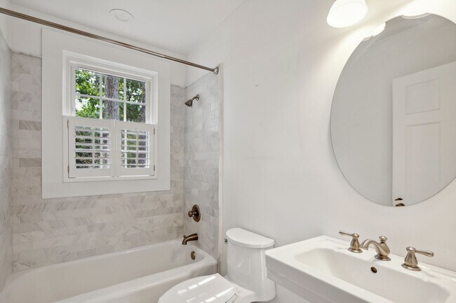 Building Photo - 3 Bed, 2 Bath Home in Greenville is Available