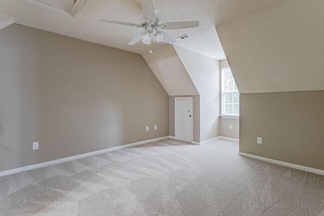 Building Photo - Bedroom on Main, Riverside Schools, Fenced...