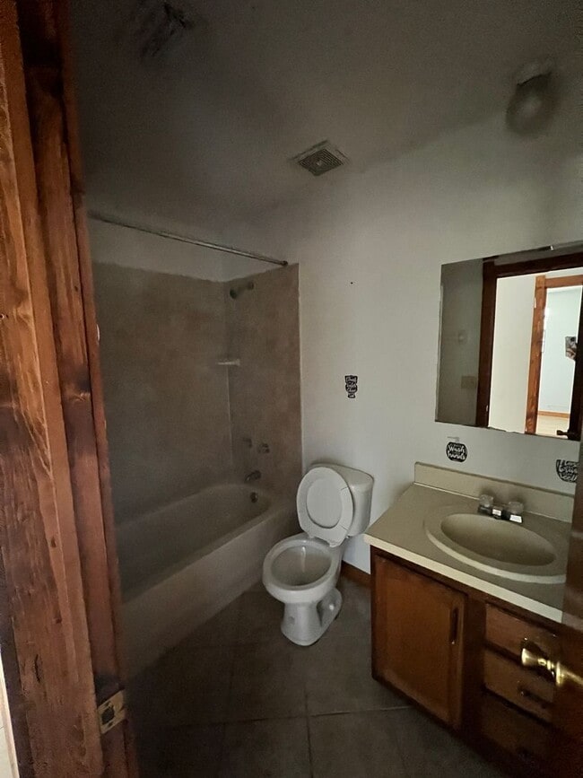 Building Photo - House for rent