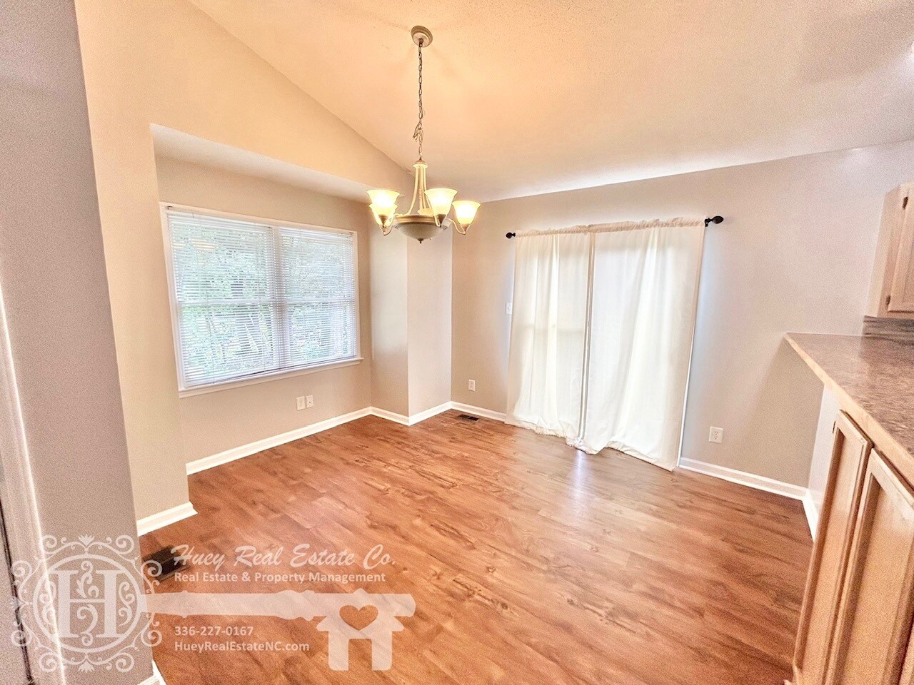 Dining Area - 1121 E Gilbreath St