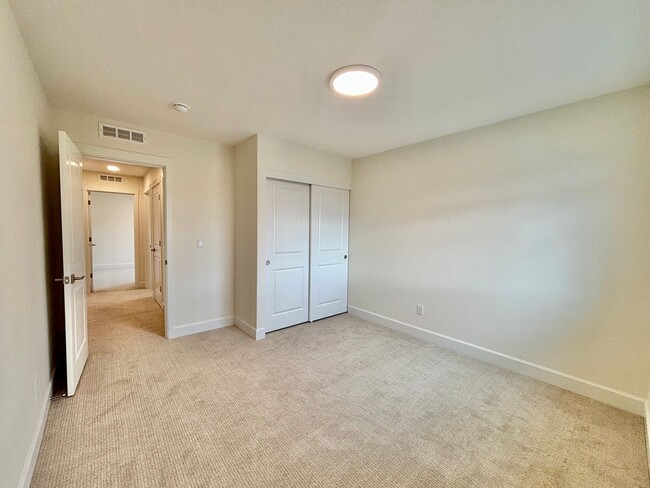 Building Photo - Gorgeous Ridgefield Home