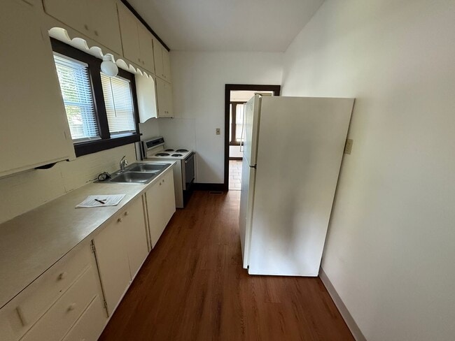 Building Photo - 3 Bedroom, 1 Bathroom House