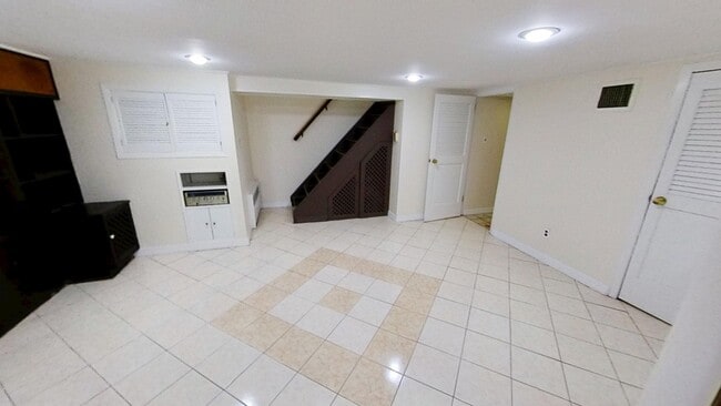 Building Photo - Laurelton