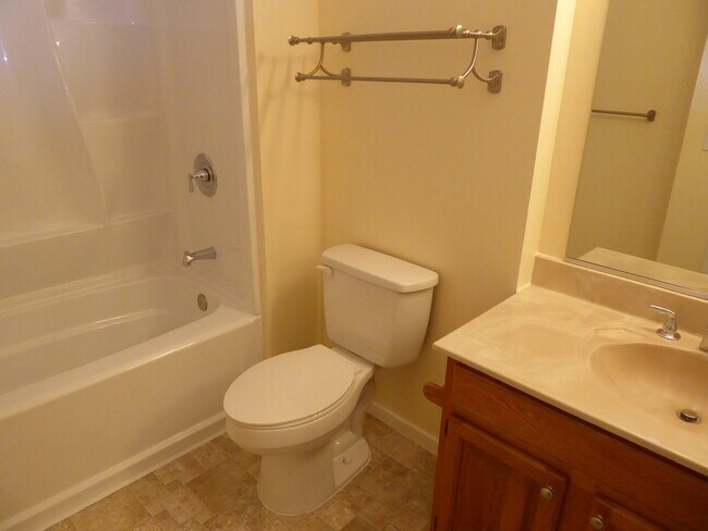 Building Photo - 5 Oak Crest Ct