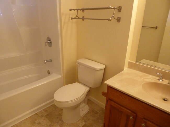 Building Photo - 5B Oak Crest Court