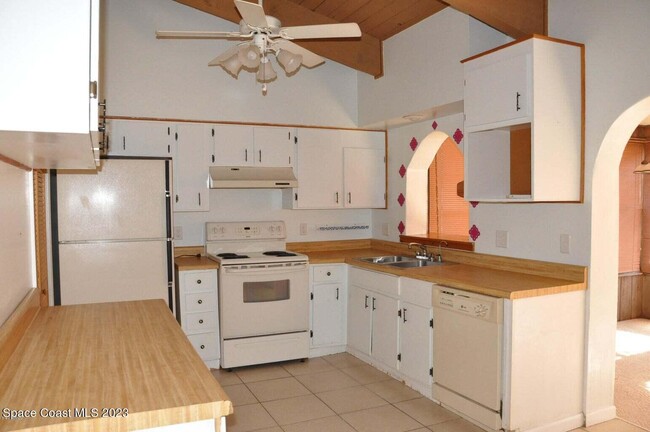 Building Photo - 230 Applewood Cir