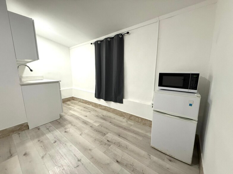 Building Photo - 1150 W 28th St