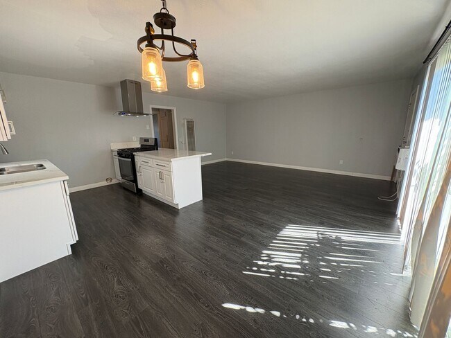 Building Photo - Tri-plex 2 bedroom 1 bathroom apartment of...