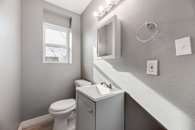 Building Photo - 815 N Travis St