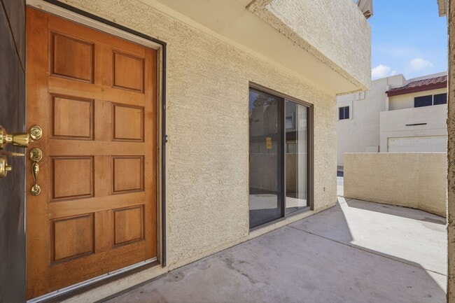 Building Photo - Two Bedrooms! 1 Car Garage!