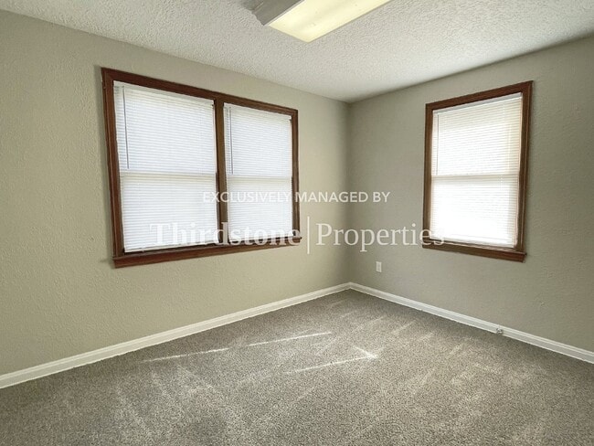 Building Photo - 318 E 19th St