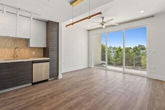 Building Photo - 604 N Bluff Dr