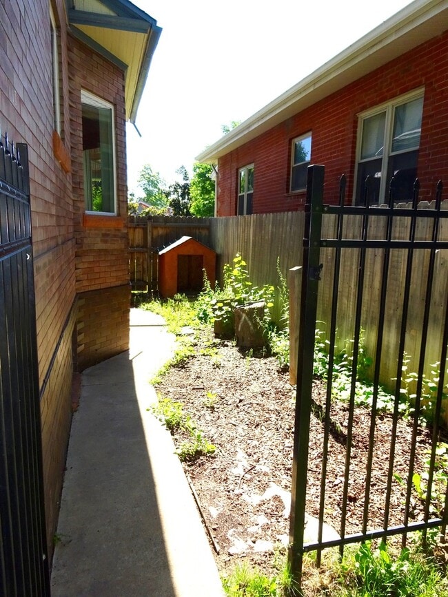 Building Photo - Bright and Charming Sunnyside Bungalow