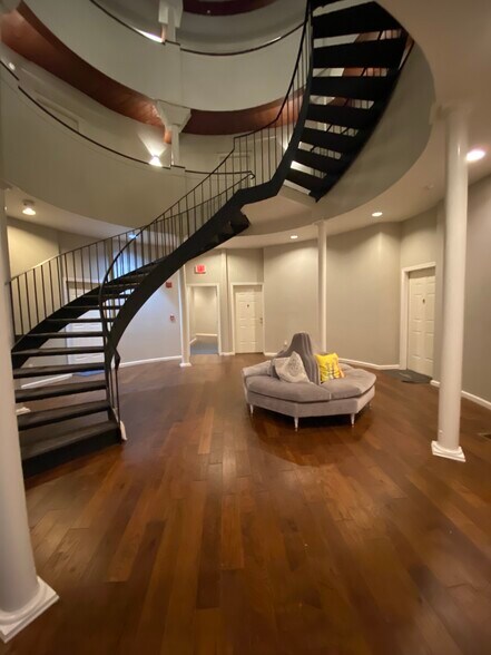 Building Photo - 17 Bow St