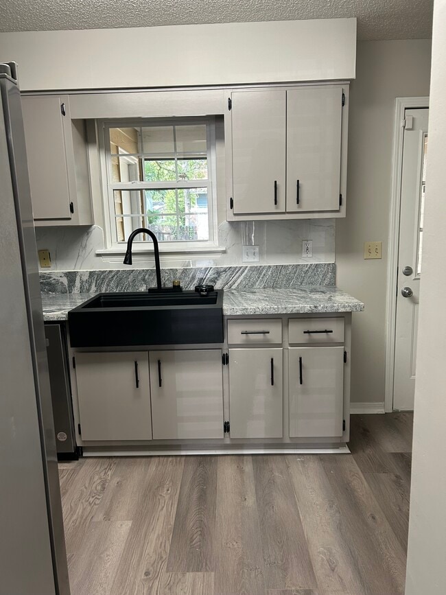 Building Photo - 912 McCay Ave