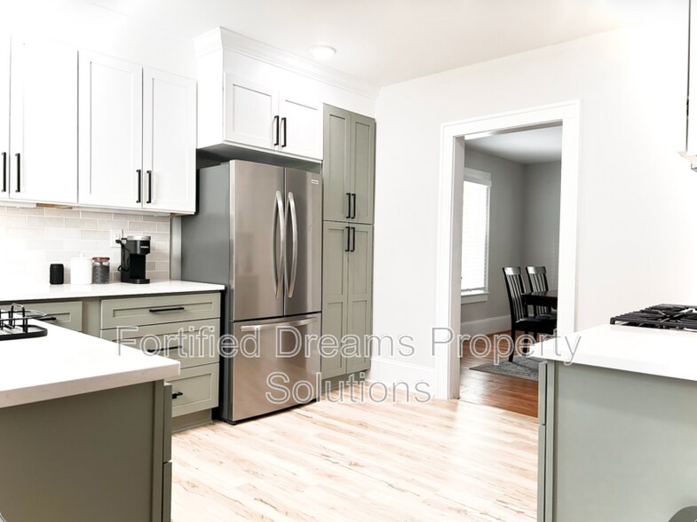 Building Photo - 2240 Queen St