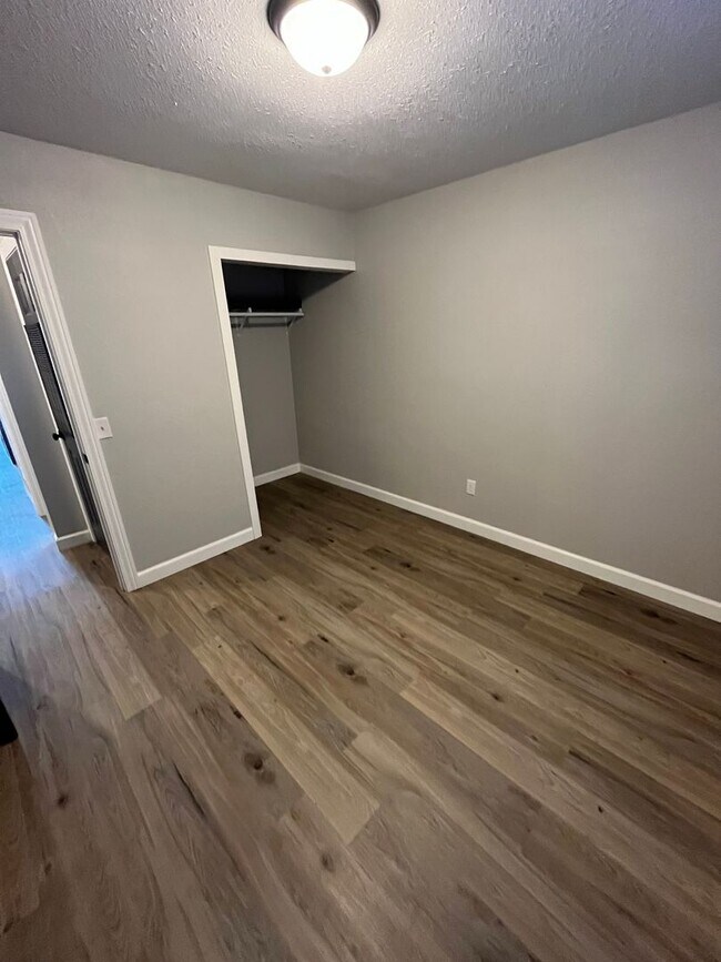 Building Photo - Nice 2 Bedroom Apartment overlooking Treeline lake