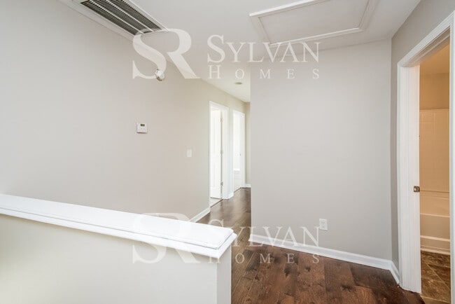 Building Photo - Gorgeous 4-bedroom, 2.5-bathroom house