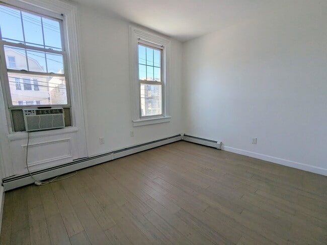 Building Photo - 112 Hague St