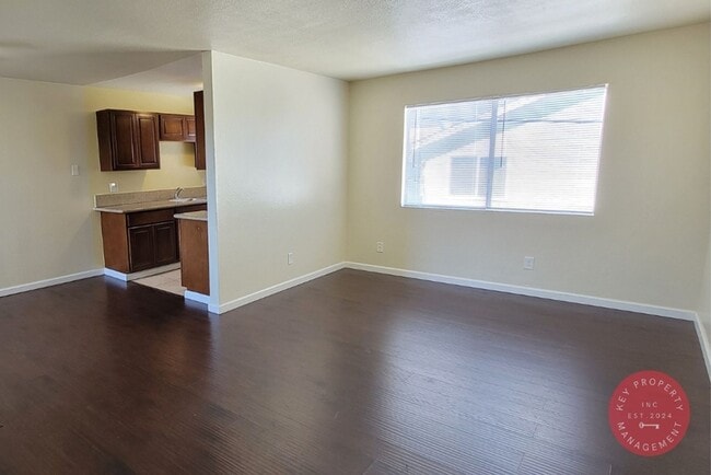 Building Photo - Centrally Located 2 Bed 1 Bath, Normal Hei...