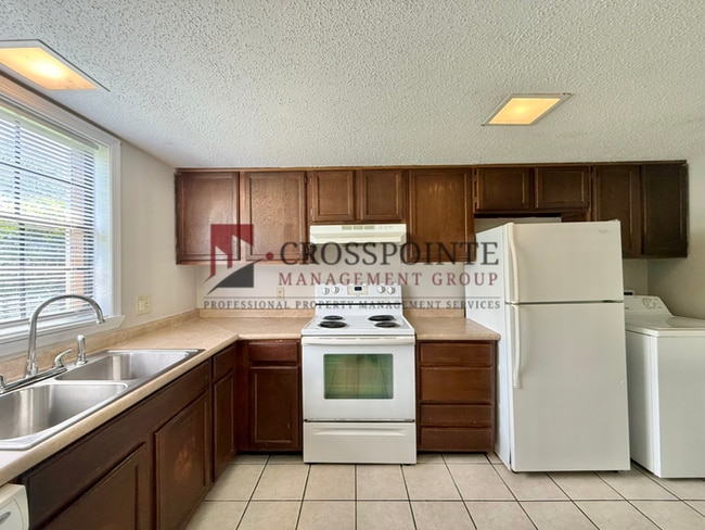 Building Photo - Available now! Beautiful 3 bedroom 1.5 bath Townhome in Tyler!