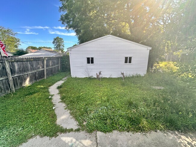 Building Photo - 573 Milton St