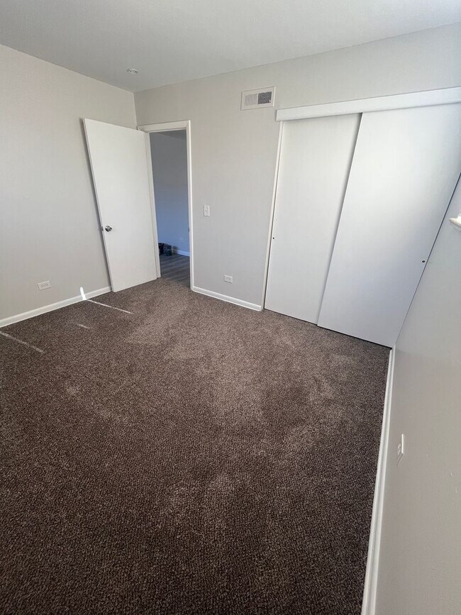 Building Photo - Updated 2-Bedroom Upper Unit – Lakewood