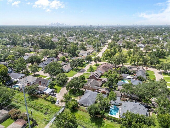Building Photo - 5019 Oak Forest Dr