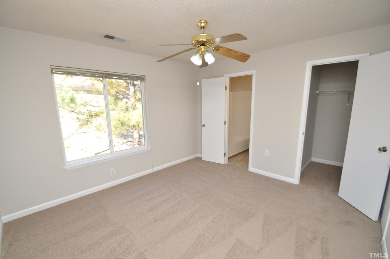 Building Photo - Room in Condo on Crab Orchard Dr