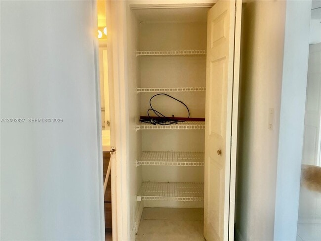 Building Photo - 405 S Pine Island Rd