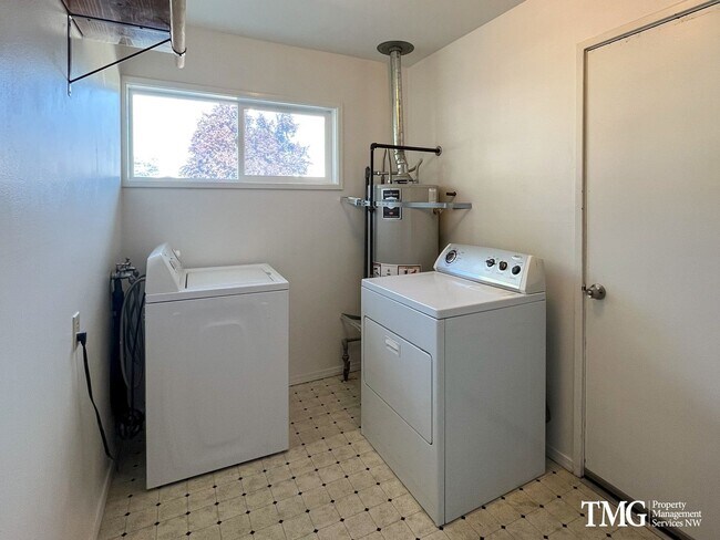 Building Photo - Remodeled Rambler for Rent! New Floors, New Bathroom, Fully Fenced Yard, Pets Welcome!