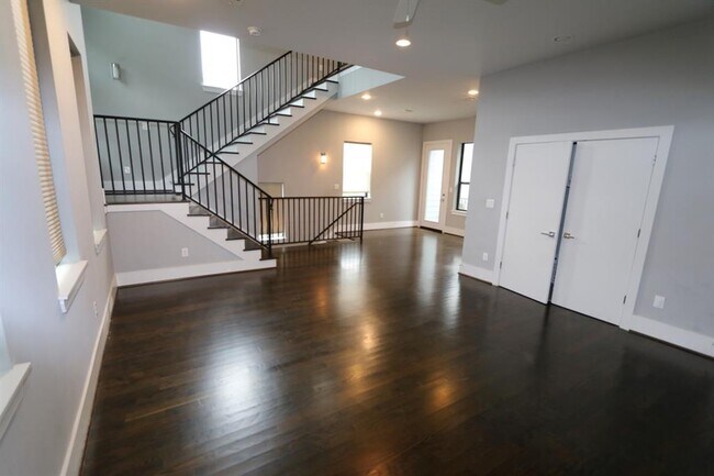 Building Photo - 2103 Hadley St