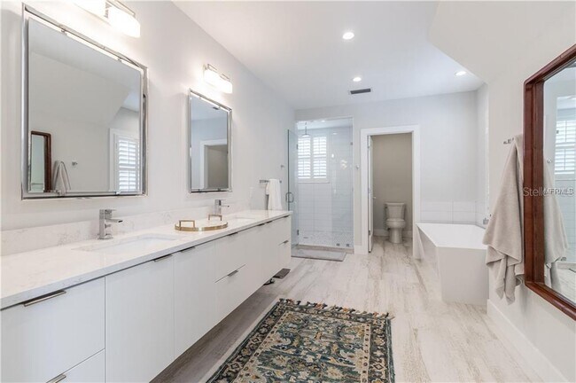 Building Photo - 580 Broadway St