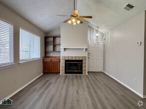 Building Photo - Beautifully renovated 3 bedroom, 2 bath ho...