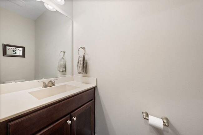 Building Photo - 3-Bedroom Townhome Available Eary July!