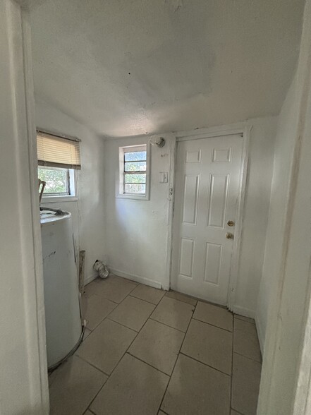 Building Photo - 2217 E 19th Ave