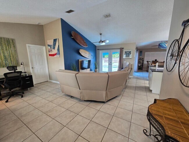 Building Photo - 862 SW Carmelite St