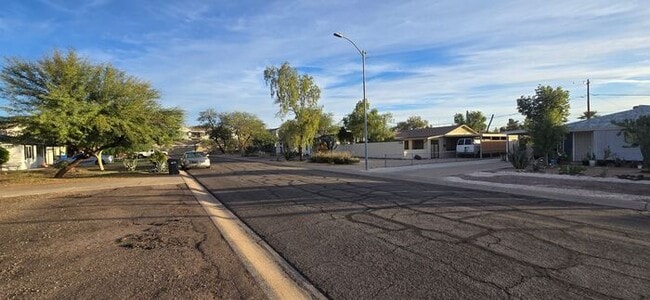 Building Photo - Newly Remodeled 2 Bedroom 1 Bath Condo