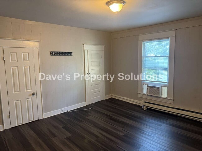 Building Photo - Move-In Ready Upstairs Unit | New Flooring, Eat-In Kitchen & Tons of Closets