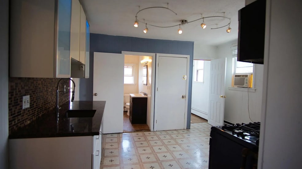 Building Photo - 48 America St