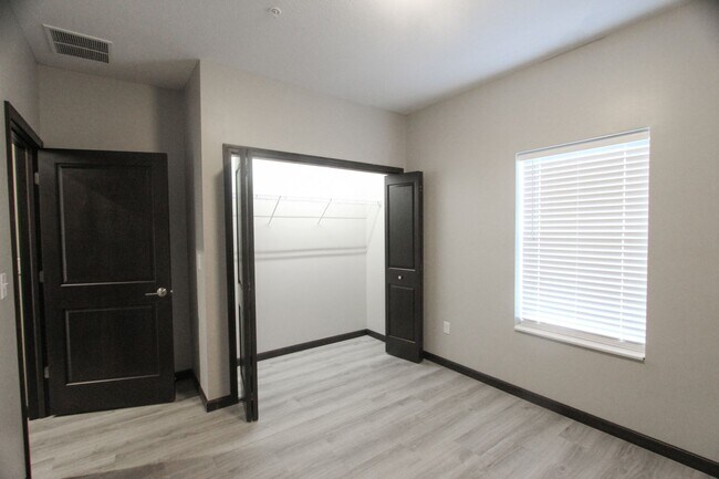Building Photo - 2 Bed, 2 Bath Apartment in PRIME location!