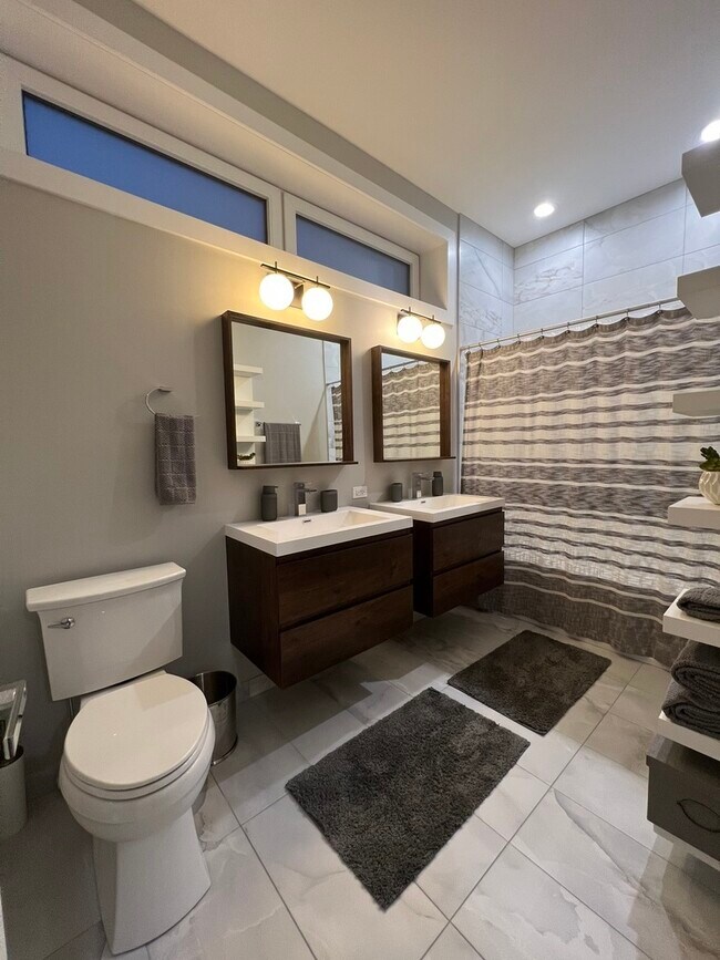 Building Photo - 815 N Richmond St