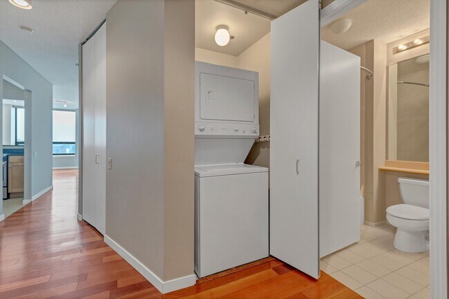 Building Photo - 400 N La Salle Dr