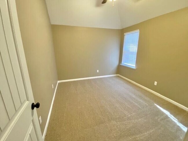 Building Photo - Stonebriar- Spacious 4 Bedroom 2.5 Bath Ho...