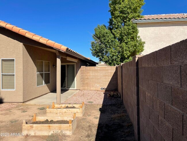Building Photo - 8949 W Kathleen Rd
