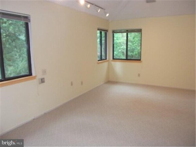 Building Photo - 83 Sayre Dr