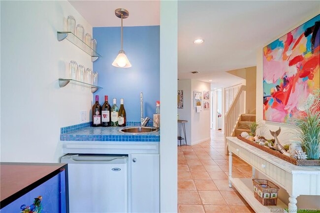 Building Photo - 233 NE Edgewater Dr